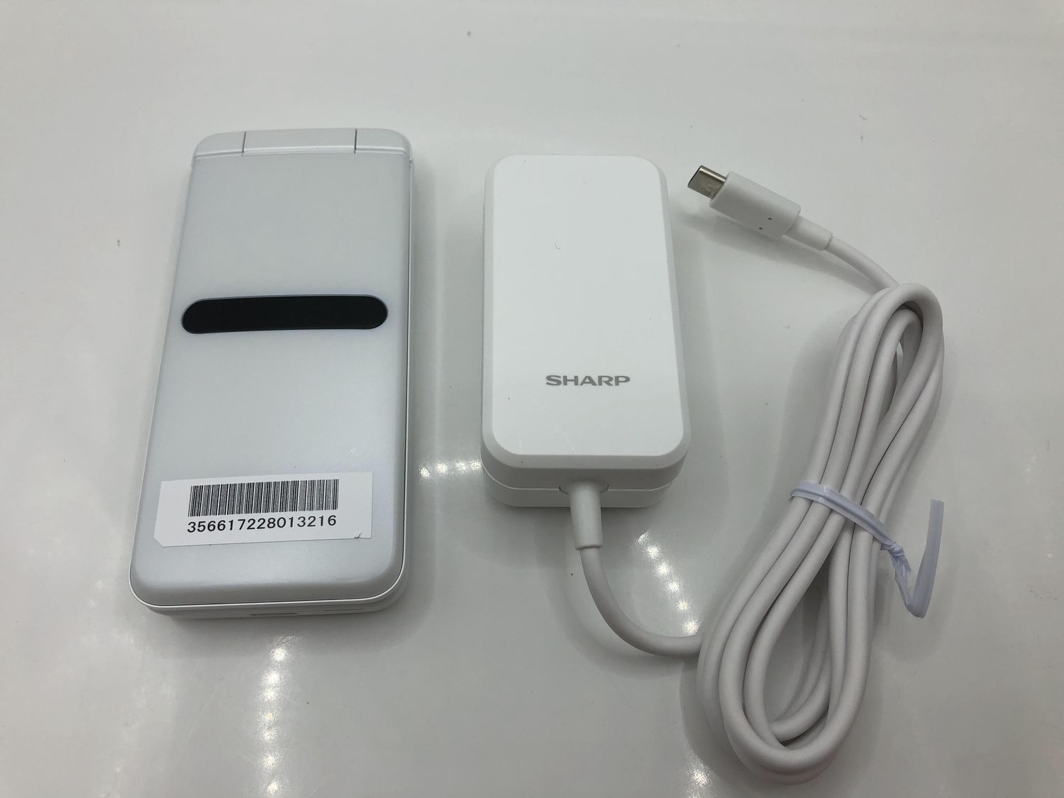 KYF42 GRATINA white 充電器セット 安心のメルカリ便 匿名配送 ムスビー｜【Simフリー】AU GRATINA KYF42 京セラ 4G LTE【純正AC