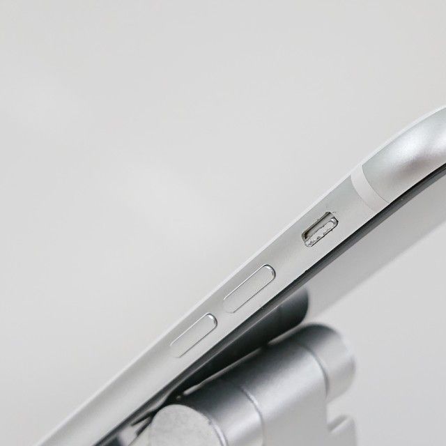 iPhoneSE ��2���� 128GB �ɥ��� �ۥ磻�� c16119