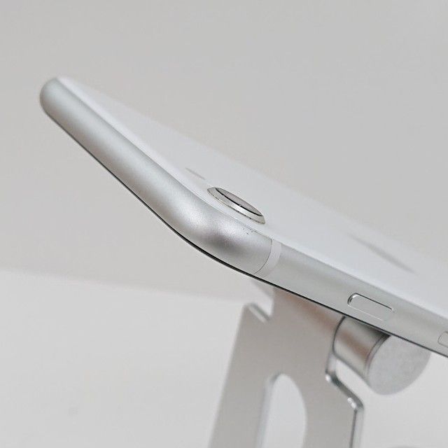 iPhoneSE ��2���� 64GB au �ۥ磻�� c16592