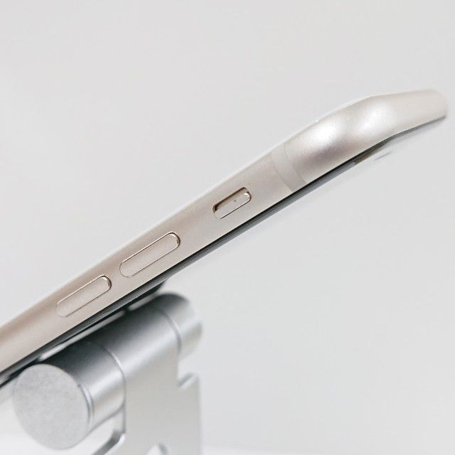 iPhoneSE ��3���� 128GB au �������饤�� c16371