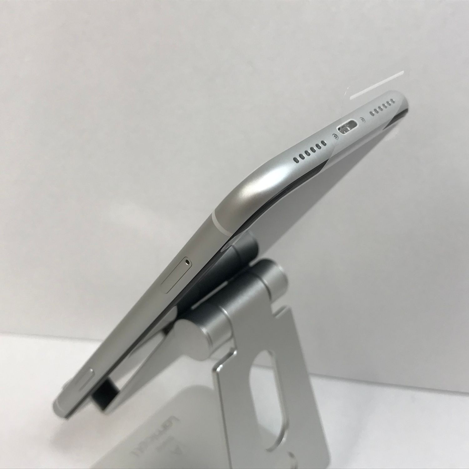 iPhone7本体　128GB 　シルバー　SIMロック解除済み iPhone 8 【SIMロック解除済】Apple iPhone7 MNCF2J/A A1779 au