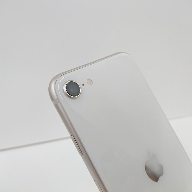 ムスビー｜iPhoneSE 第3世代 64GB docomo スターライト n08643【iPhone