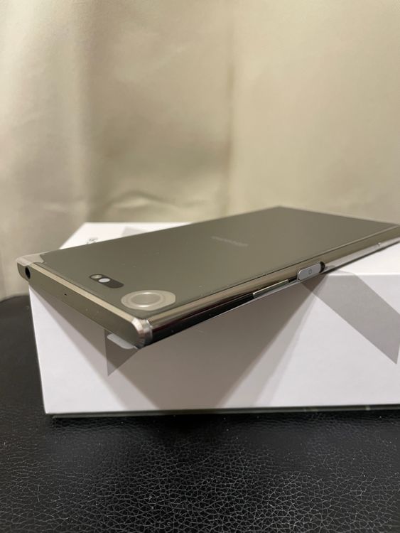 【美品】Sony Xperia SO-04J docomo シルバー ムスビー|【超美品】Sony Xperia XZ Premium SO-04J シルバー