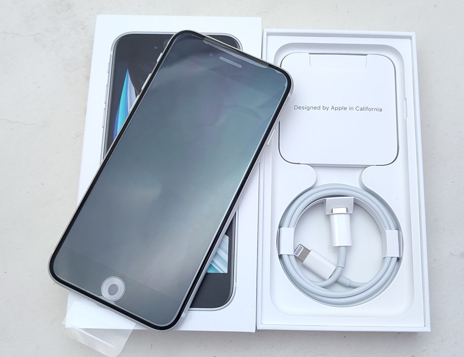 SIMロック解除済 iPhone SE 第2世代 64GB まるい ホワイト