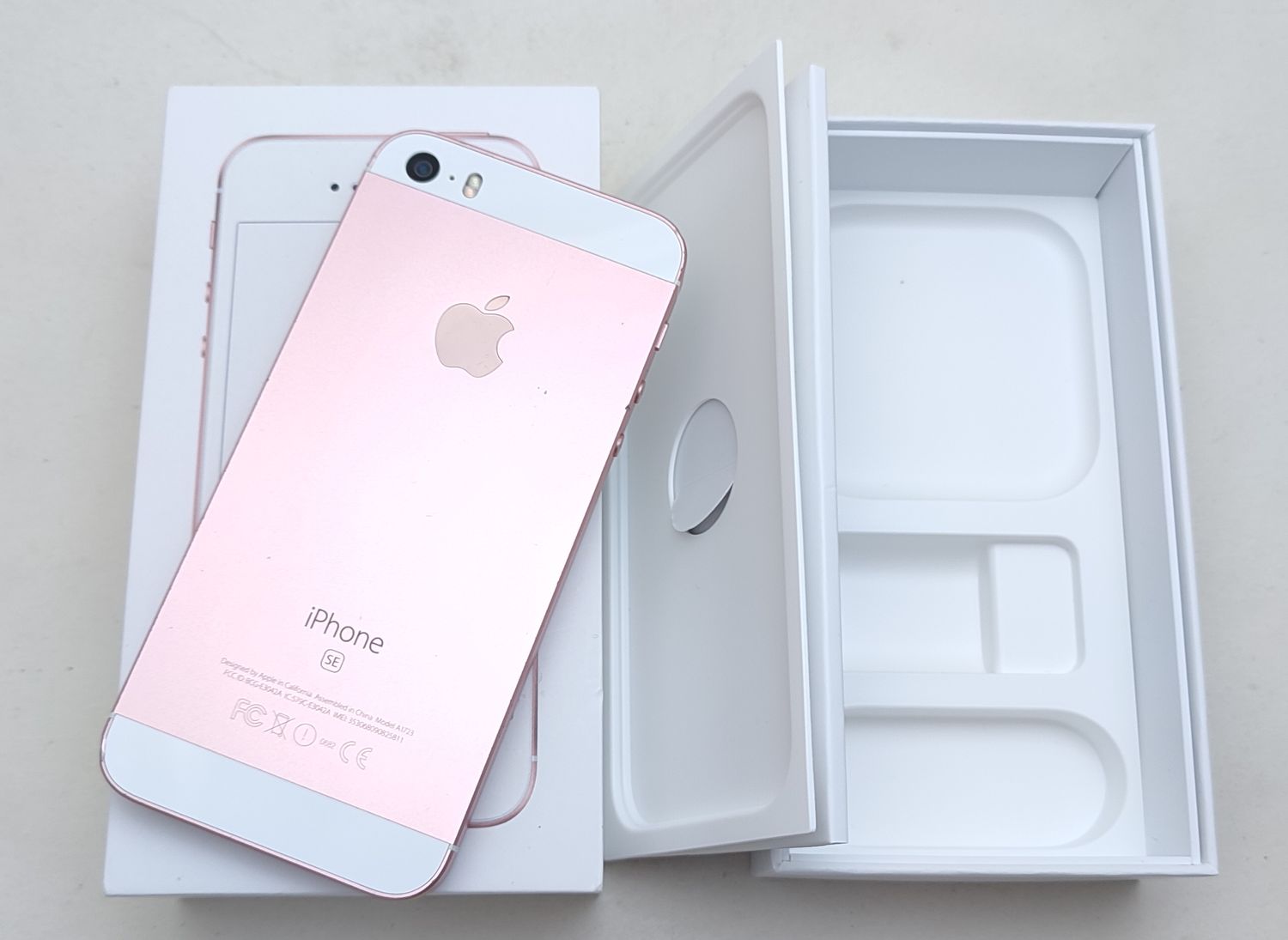 iPhone SE 32GB ローズゴールド（ムスビー｜au iPhone SE 32GB 電池100  