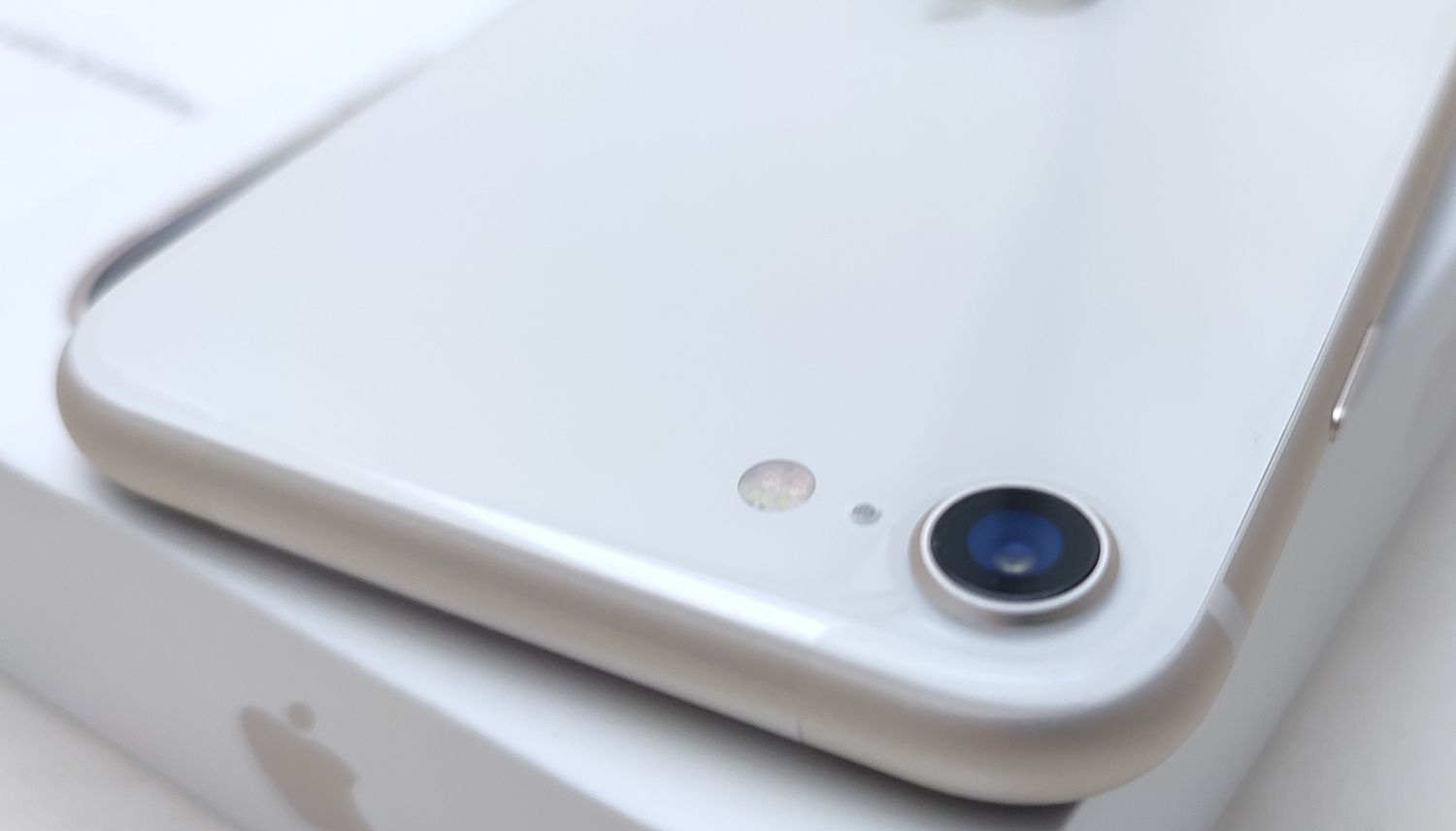 新品未使用品》iPhone SE 第3世代 128GB スターライト ホワイト  