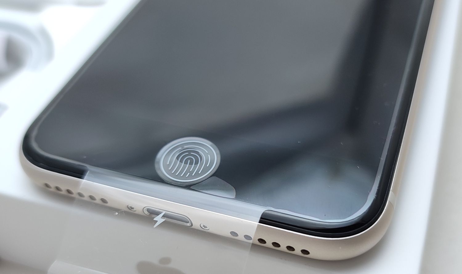 ムスビー｜【新品未使用】 iPhone SE3 64GB スターライト SIMロック  