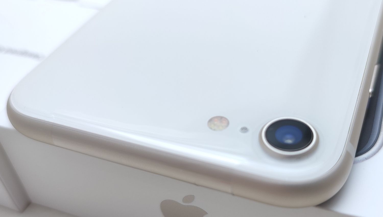 ムスビー｜【新品未使用】 iPhone SE3 64GB スターライト SIMロック  