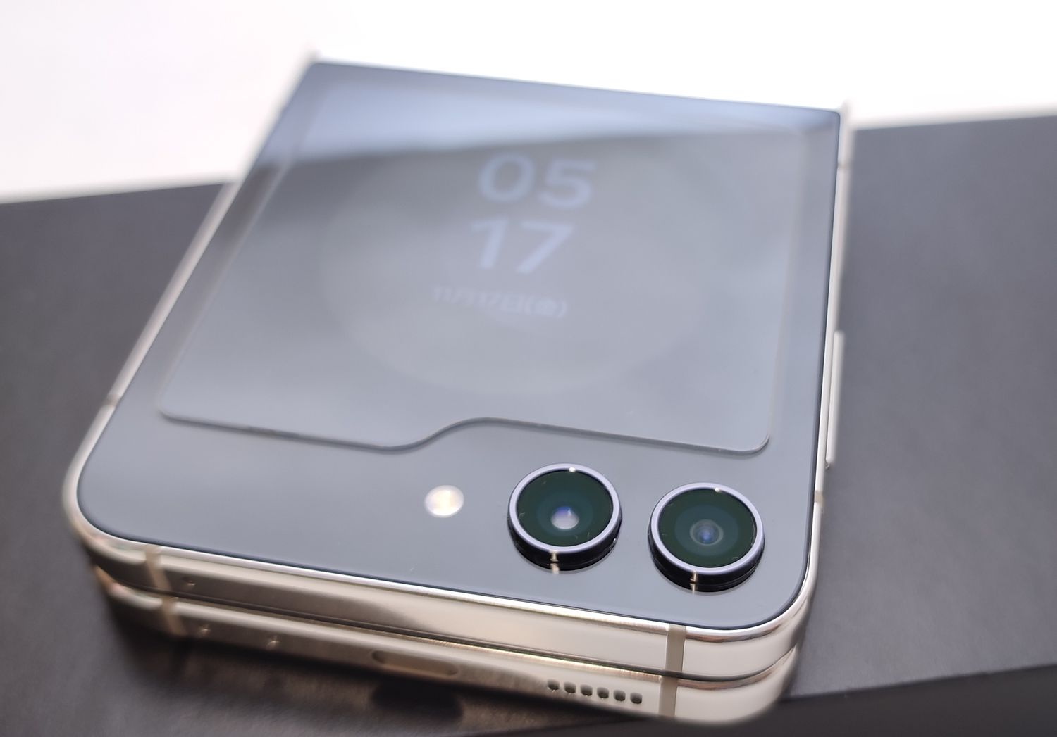 ムスビー｜【極上美品】 Galaxy Z Flip5 SCG23 クリーム au版SIMフリー 