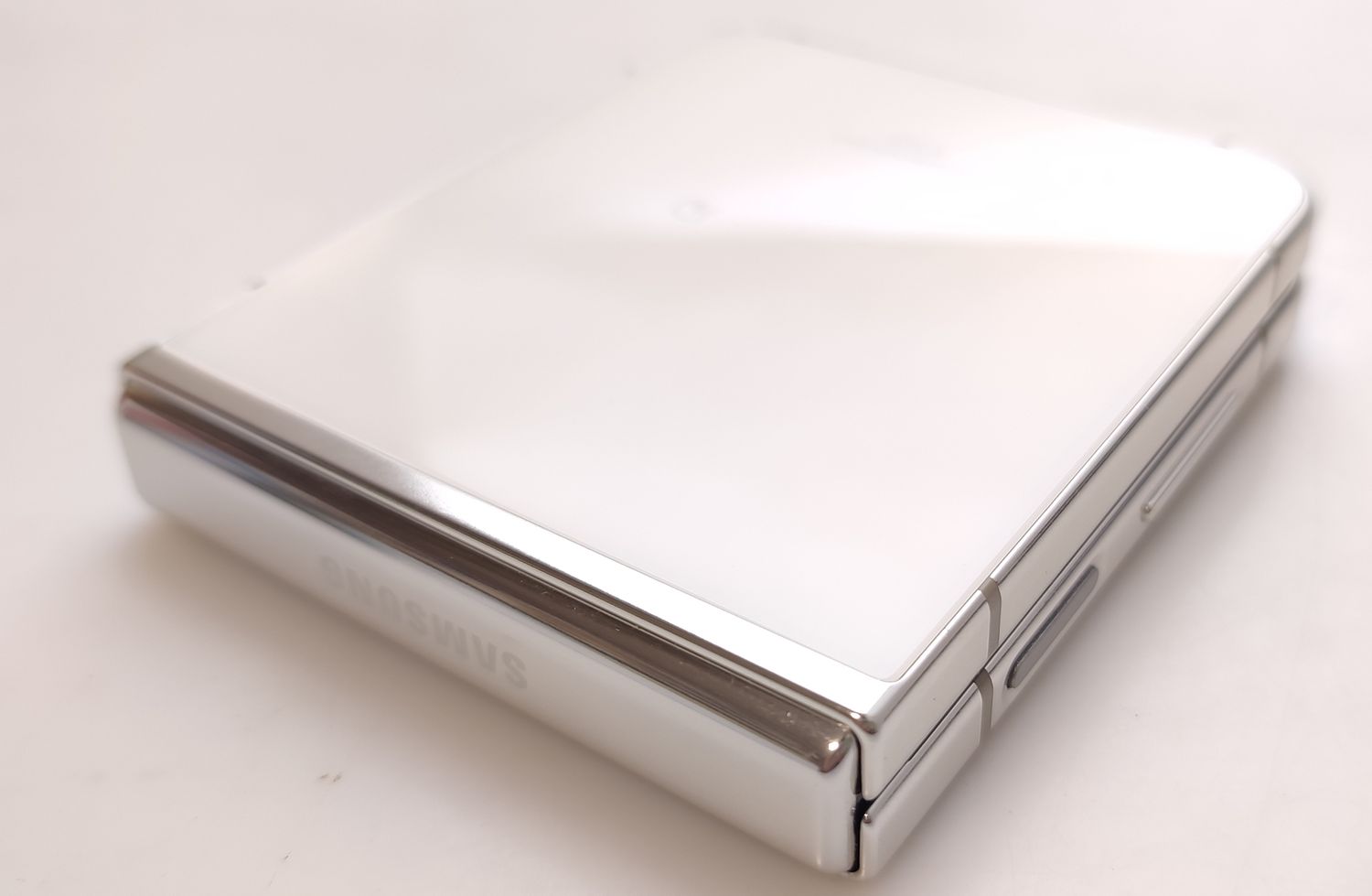 ムスビー｜【極上美品】 Galaxy Z Flip5 SCG23 クリーム au版SIMフリー 
