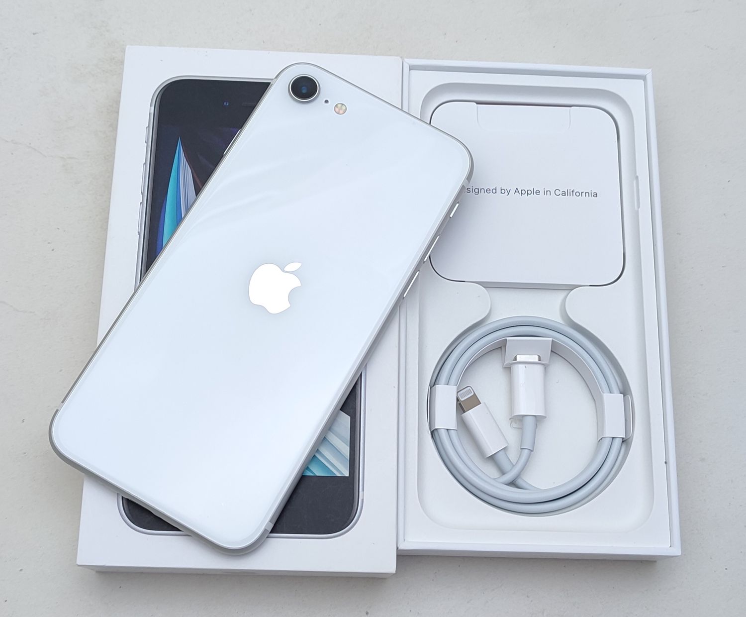 SIMロック解除済みiPhone SE 第2世代 (SE2)ホワイト64GB（Apple iPhone  