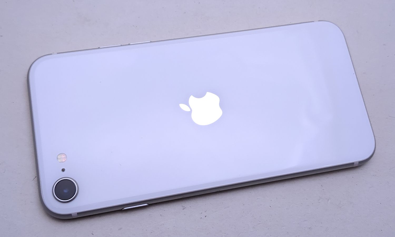 ムスビー｜【極上美品】 iPhone SE2 64GB ホワイト 国内版SIMフリー 96 