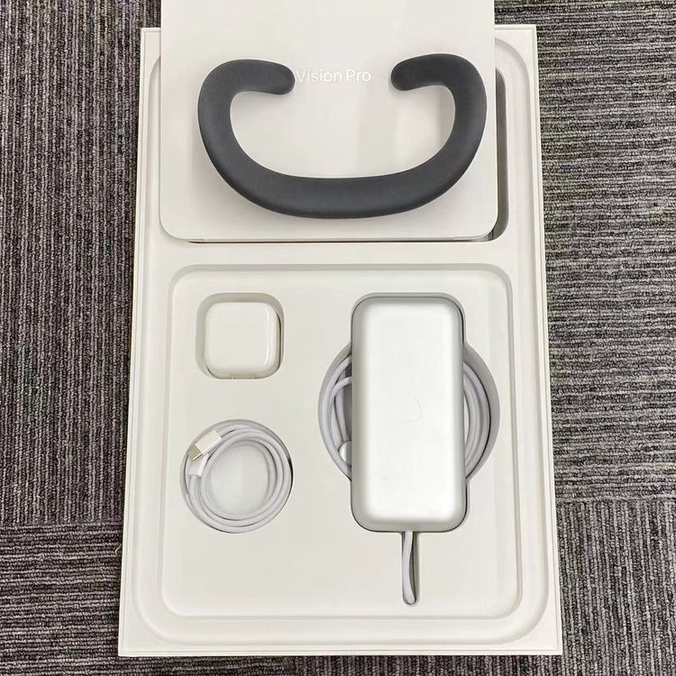 Apple Vision Pro (M5) 256GB ɸ�५�顼 MFHE4J/A ����̤������