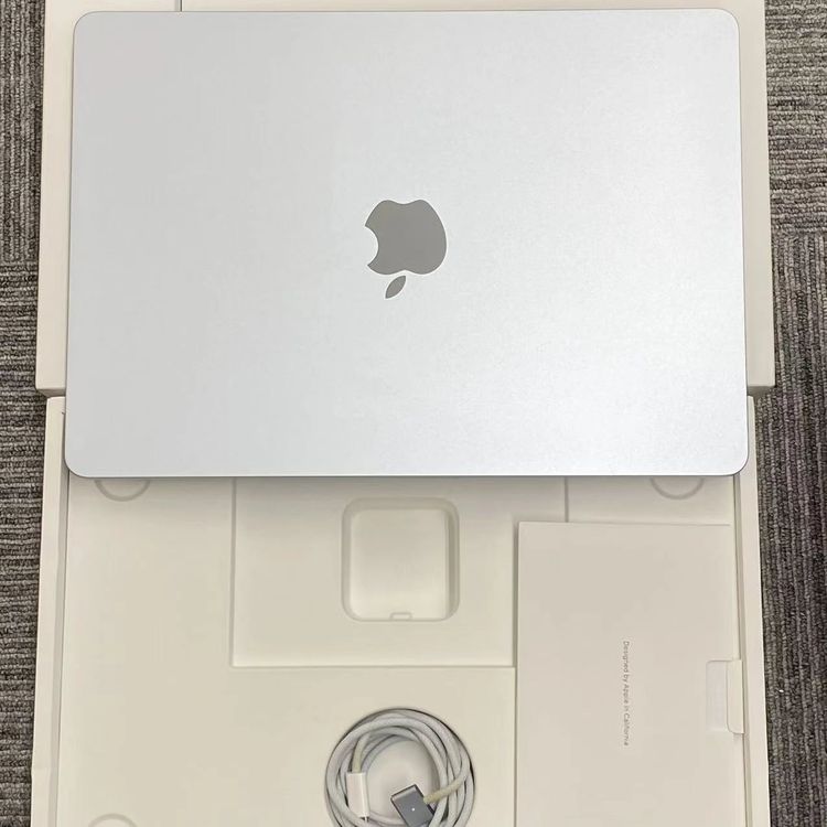 MacBook Air (13-inch, M4, 2025) 24GB/1TB �������֥롼 Z1