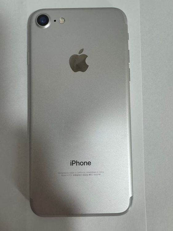 iPhone 7 32GB С Хåƥ꡼ɹ90KDDI Ѥ