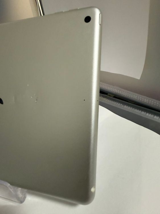 iPad 第6世代 32GB シルバー 動作品 外装キズあり