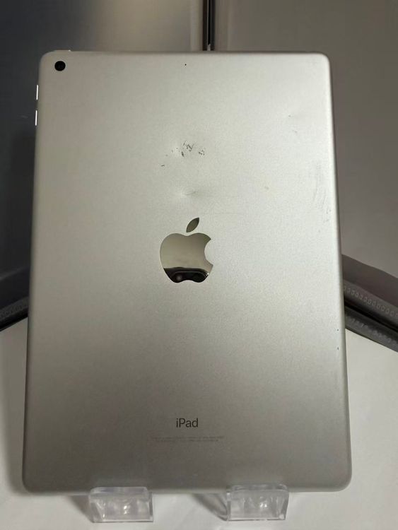 iPad 第6世代 32GB シルバー 動作品 外装キズあり