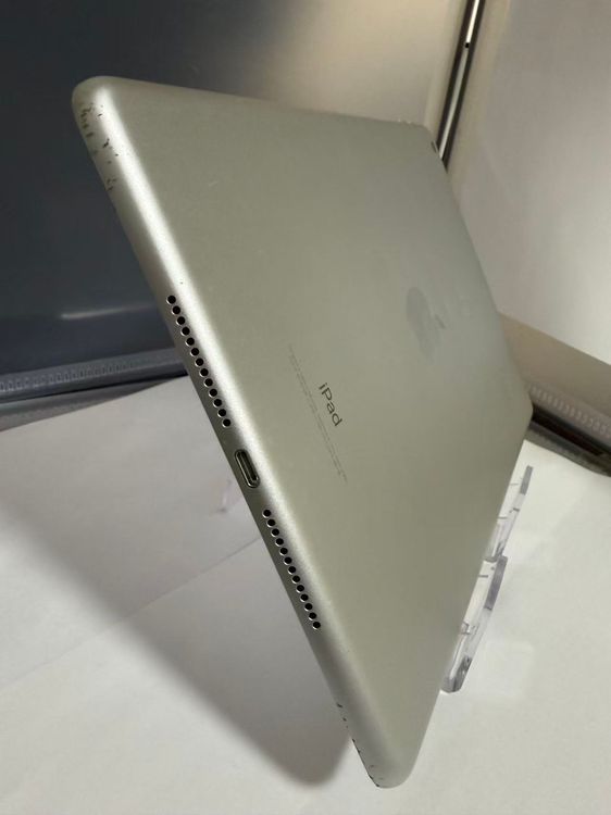 iPad 第6世代 32GB シルバー 動作品 外装キズあり