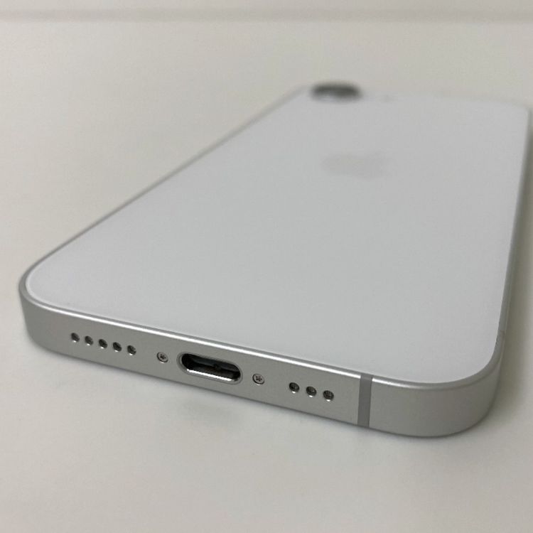 �ڼ��ߤʤߡۢ���ŷ���Хåƥ꡼100% iPhone16e 128GB