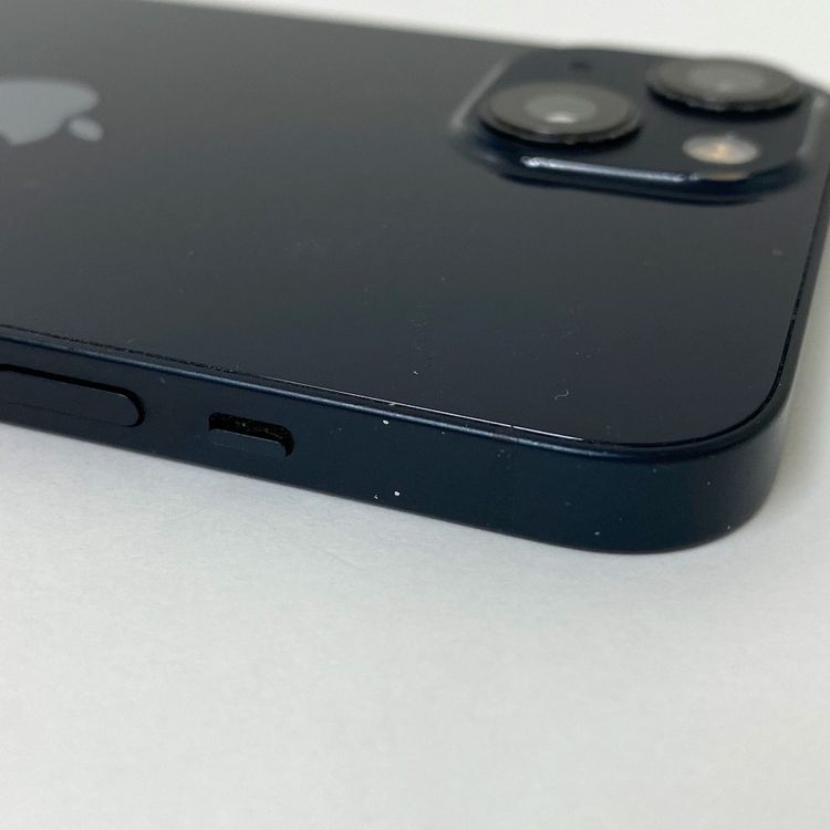 �ڼ��ߤʤߡۢ�au���Хåƥ꡼67% iPhone13 128GB �ߥåɥʥ���