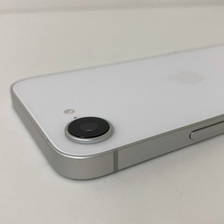 �ڼ��ߤʤߡۢ���ŷ���Хåƥ꡼100% iPhone16e 128GB