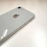 �ڽ���Ź�����ѡ�iPhone8 64GB �ۥ磻�� �Хåƥ꡼�򴹺Ѥ�