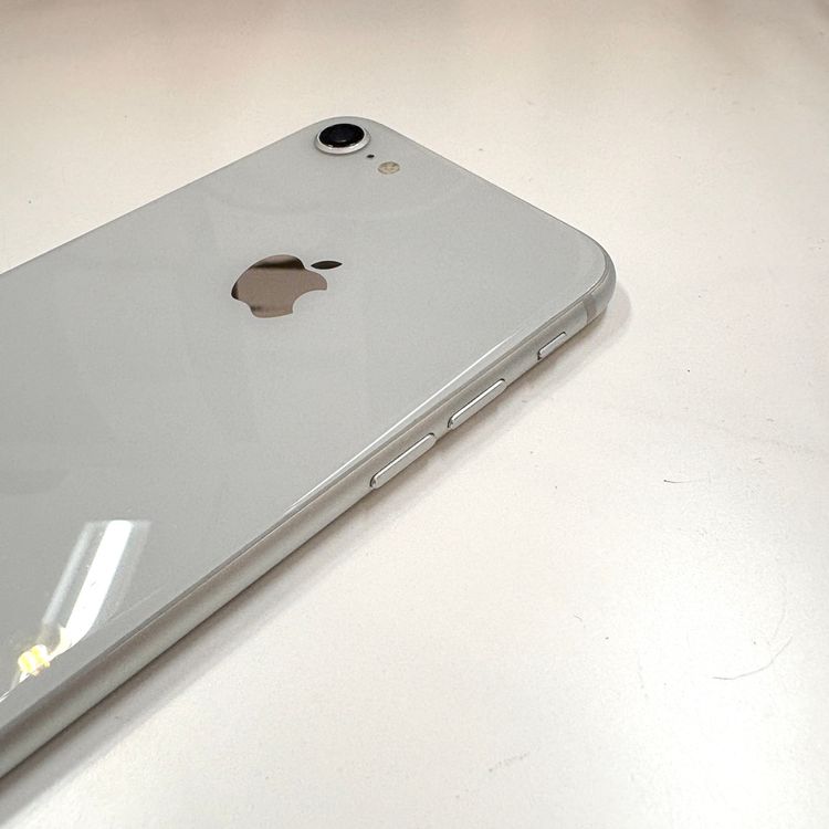 �ڽ���Ź�����ѡ�iPhone8 64GB �ۥ磻�� �Хåƥ꡼�򴹺Ѥ�