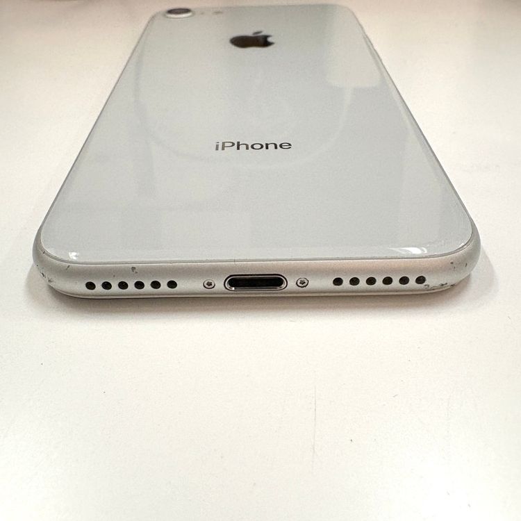 �ڽ���Ź�����ѡ�iPhone8 64GB �ۥ磻�� �Хåƥ꡼�򴹺Ѥ�