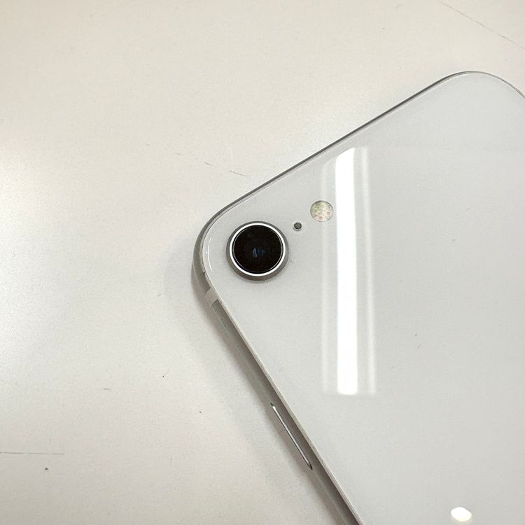 �ڽ���Ź�����ѡ�iPhone SE �裲���� 64GB �ۥ磻�� �Хåƥ꡼��������100%