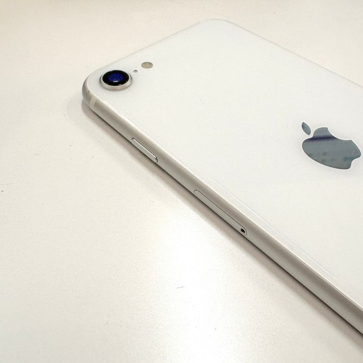 �ڽ���Ź�����ѡ�iPhone SE �裲���� 64GB �ۥ磻�� �Хåƥ꡼��������100%