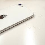 �ڽ���Ź�����ѡ�iPhone SE �裲���� 64GB �ۥ磻�� �Хåƥ꡼��������100%