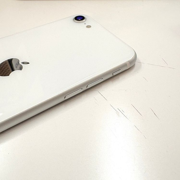 �ڽ���Ź�����ѡ�iPhone SE �裲���� 64GB �ۥ磻�� �Хåƥ꡼��������100%