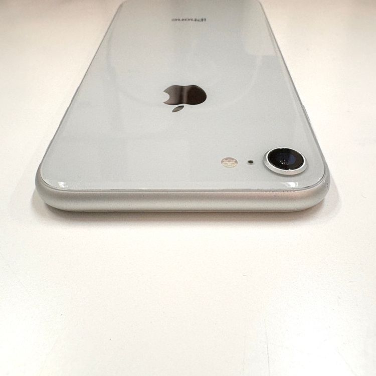 �ڽ���Ź�����ѡ�iPhone8 64GB �ۥ磻�� �Хåƥ꡼�򴹺Ѥ�