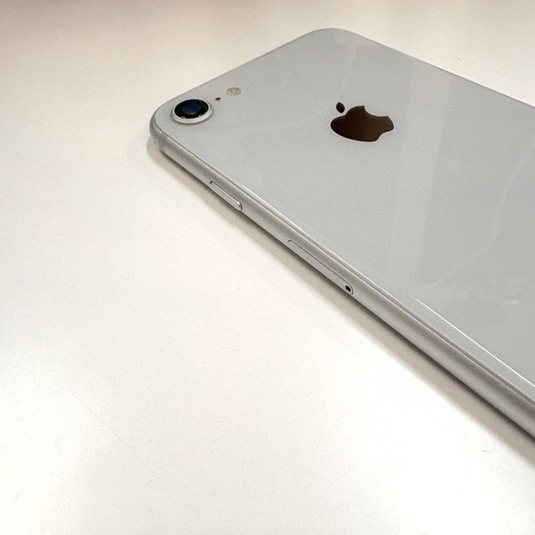 �ڽ���Ź�����ѡ�iPhone8 64GB �ۥ磻�� �Хåƥ꡼�򴹺Ѥ�