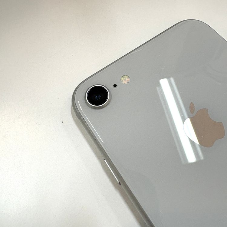 �ڽ���Ź�����ѡ�iPhone8 64GB �ۥ磻�� �Хåƥ꡼�򴹺Ѥ�