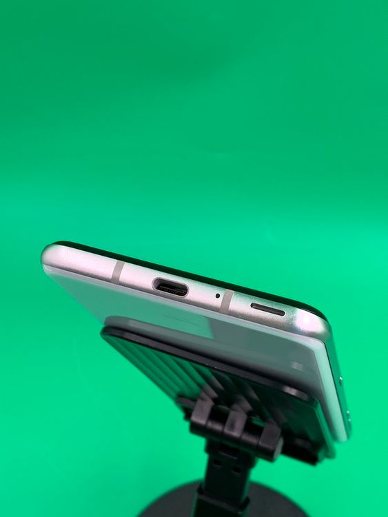 ���������� AQUOS R3 128GB �ץ���ʥۥ磻��  KDDI ��