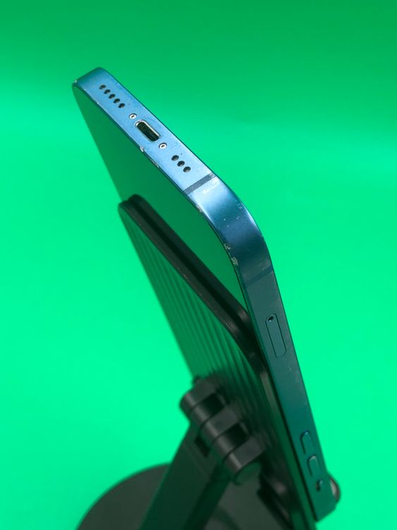 ���Хåƥ꡼���� iPhone 13 256GB �������饤�� ��������100% KDDI ��