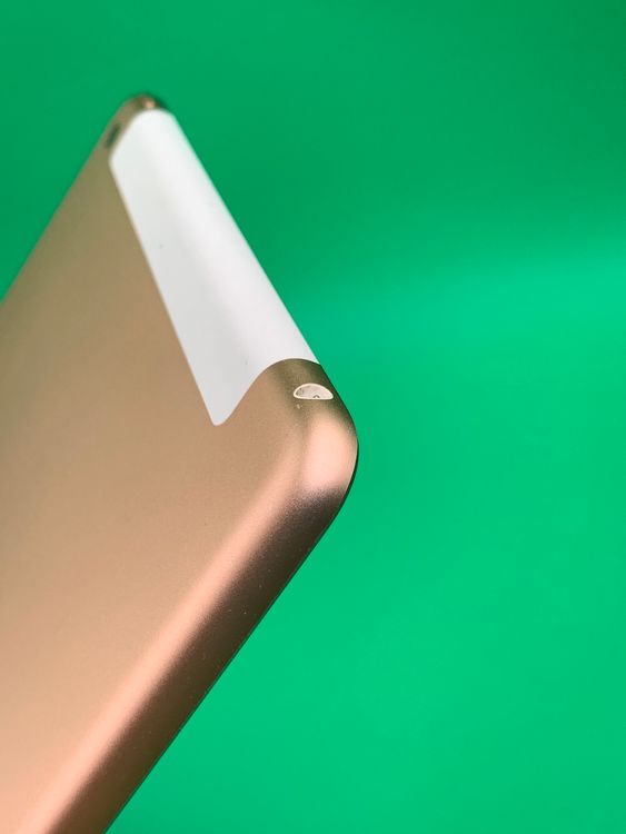 �� ������ iPad ��6���� Wi-Fi + Cellular 32GB �������  KDDI ��