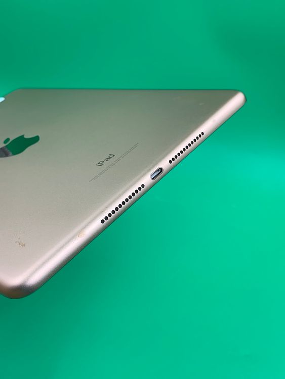 ���վ��ѥͥ뿷�� iPad ��6���� Wi-Fi+Cellular 32GB docomo ��