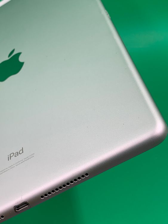 ���������� iPad ��8���� Wi-Fi+Cellular 32GB docomo ��