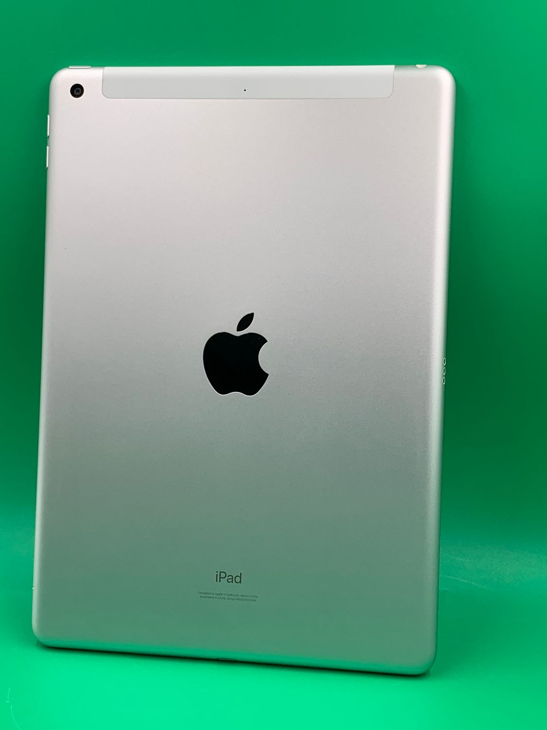 ムスビー｜☆美品 iPad 第8世代 Wi-Fi+Cellular 32GB シルバー H2