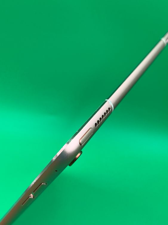 iPad Pro 9.7����� Wi-Fi+Cellular 32GB ������������� KDDI ��