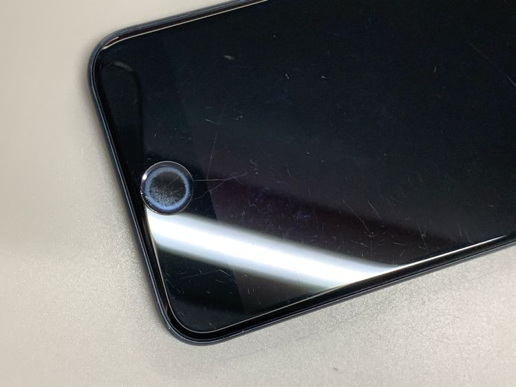 ���Хåƥ꡼���� iPhone SE ��3���� 64GB SIM�ե꡼ au �� �ߥåɥʥ���
