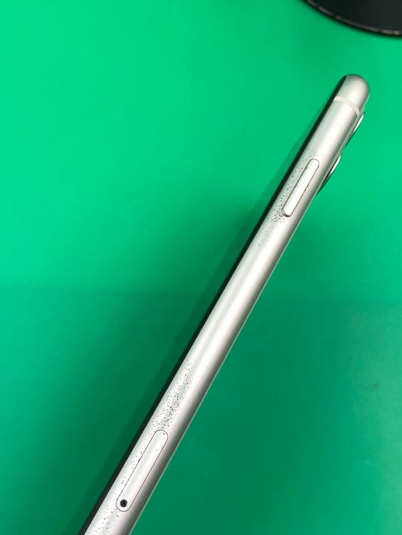 ���Хåƥ꡼���� iPhone 11 128GB �ۥ磻�� SIM�ե꡼ KDDI ��