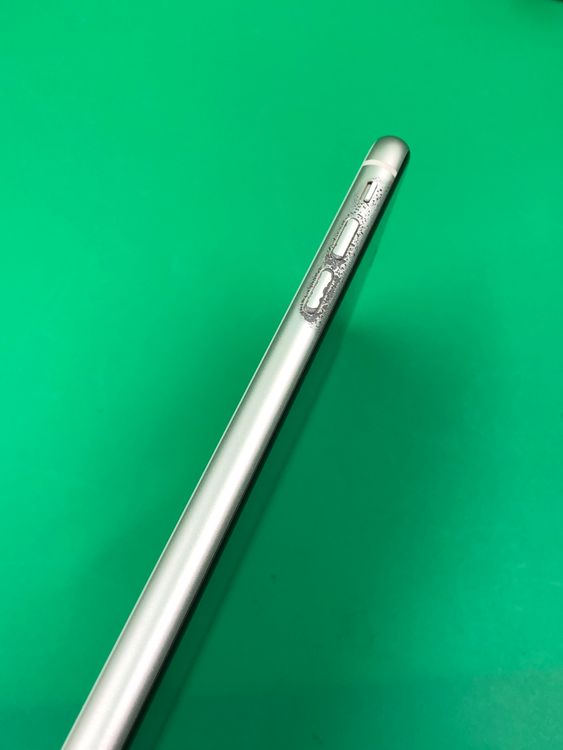 ���Хåƥ꡼���� iPhone 11 128GB �ۥ磻�� SIM�ե꡼ KDDI ��