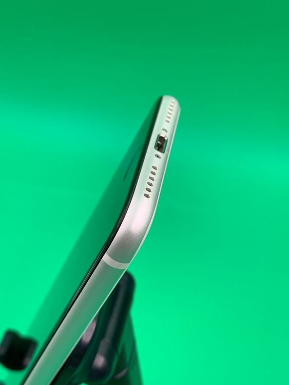 ������ iPhone SE ��2���� 64GB �ۥ磻�� Battery100% H3