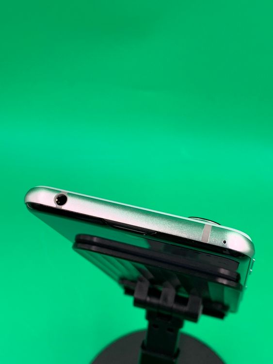 ���������� AQUOS R3 128GB �ץ���ʥۥ磻��  KDDI ��