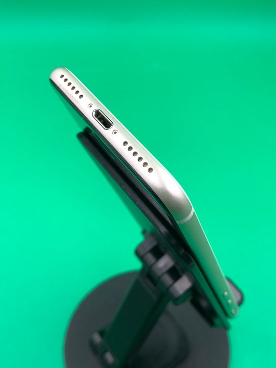 ������ iPhone SE ��3���� 64GB SIM�ե꡼ ��������84% docomo ��