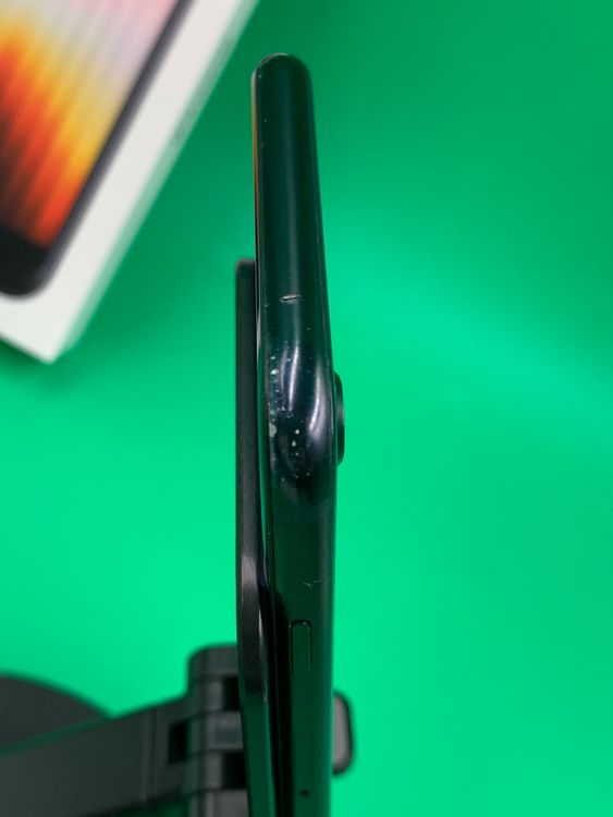 ���Хåƥ꡼���� iPhone SE ��3���� 64GB SIM�ե꡼ au �� �ߥåɥʥ���