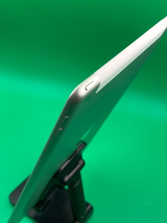 ����������� iPad ��9���� Wi-Fi+Cellular 64GB  KDDI ��